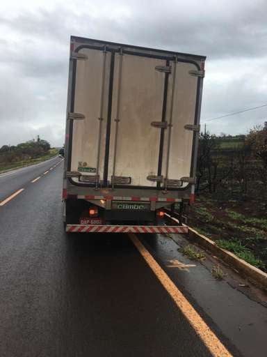 Caminhão invade a pista contrária e bate em Sandero na BR-060 - Imagem da galeria de imagens