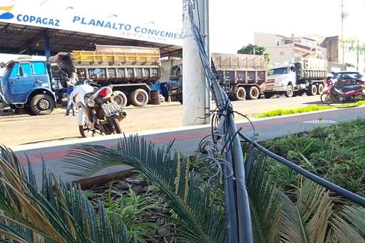 Carreta arrebenta cabo telefônico e interdita trecho da Dorvalino dos Santos - Imagem da galeria de imagens