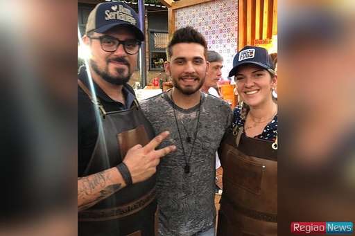 Sidrolandense trocou eventos pela cozinha e se tornou churrasqueiro de famosos da TV Globo - Imagem da galeria de imagens