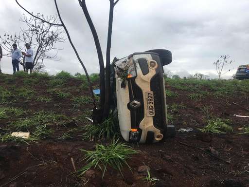 Caminhão invade a pista contrária e bate em Sandero na BR-060 - Imagem da galeria de imagens