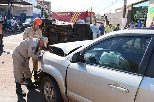 Carro capota ao ser atingido por outro veículo em cruzamento na Avenida Dorvalino dos Santos - Imagem da galeria de imagens