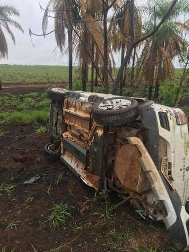Caminhão invade a pista contrária e bate em Sandero na BR-060 - Imagem da galeria de imagens