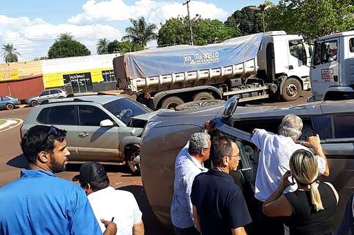Carro capota ao ser atingido por outro veículo em cruzamento na Avenida Dorvalino dos Santos - Imagem da galeria de imagens