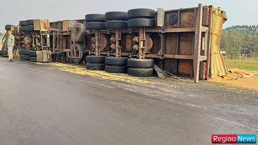 Carreta com 32 toneladas de soja tomba ao fazer rotatória - Imagem da galeria de imagens