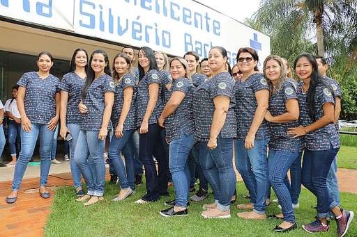 Lions entrega 246 peças para renovar uniformes de funcionários do hospital - Imagem da galeria de imagens