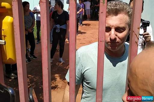 Luciano Huck em Sidrolândia para entrevistar garoto inventor - Imagem da galeria de imagens