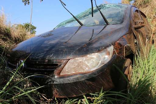 Motorista perde a direção de veículo e capota na BR-060 - Imagem da galeria de imagens
