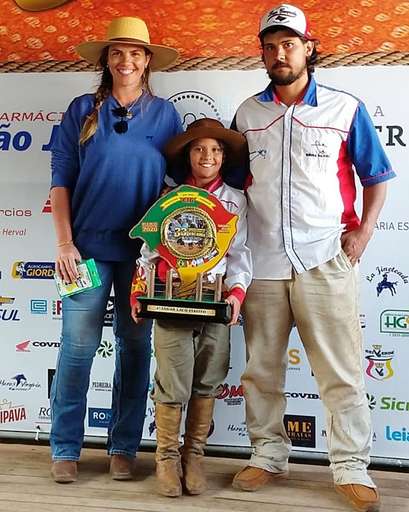 Alcindinho Neto é campeão na categoria Laço Piazito do 33º Rodeio Internacional de Vacaria/RS - Imagem da galeria de imagens