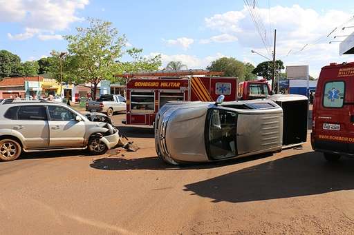 Carro capota ao ser atingido por outro veículo em cruzamento na Avenida Dorvalino dos Santos - Imagem da galeria de imagens