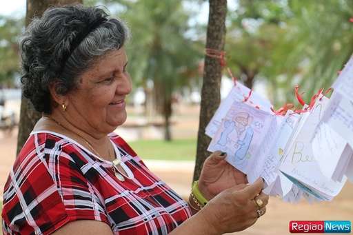 Projeto de incentivo à leitura reuniu 45 estudantes na Praça Central - Imagem da galeria de imagens