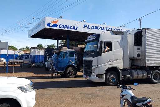 Carreta arrebenta cabo telefônico e interdita trecho da Dorvalino dos Santos - Imagem da galeria de imagens