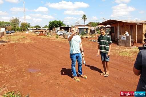 Luciano Huck em Sidrolândia para entrevistar garoto inventor - Imagem da galeria de imagens