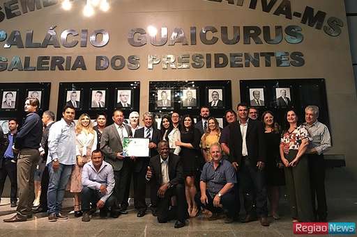 Daltro recebe título com outras 45 personalidades homenageadas nos 40 anos da Assembleia - Imagem da galeria de imagens