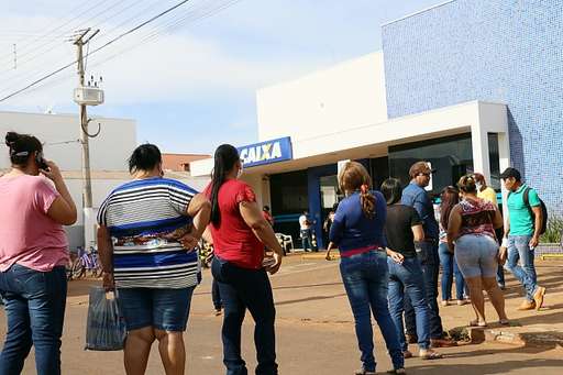 Procura por auxilio emergencial começa de madrugada e atendimento passa a ter estrutura de triagem - Imagem da galeria de imagens