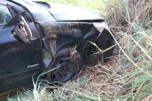 Motorista perde a direção de veículo e capota na BR-060 - Imagem da galeria de imagens