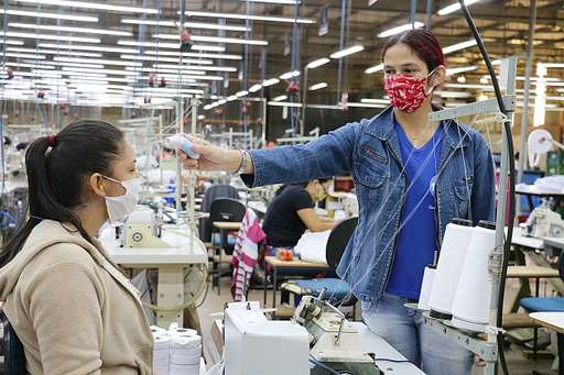 Tip Top inicia distribuição gratuita de 8.600 máscaras e desde fevereiro só passou a produzir o acessório - Imagem da galeria de imagens