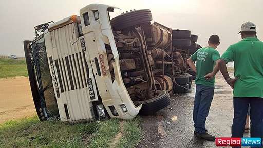 Carreta com 32 toneladas de soja tomba ao fazer rotatória - Imagem da galeria de imagens