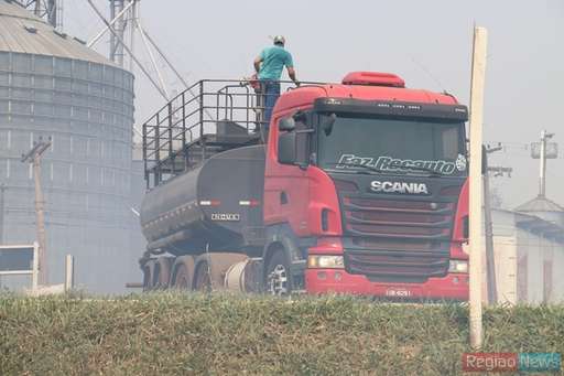 Com ajuda de fazendeiros, bombeiros conseguem controlar queimada em pasto na Fazenda Exposição - Imagem da galeria de imagens