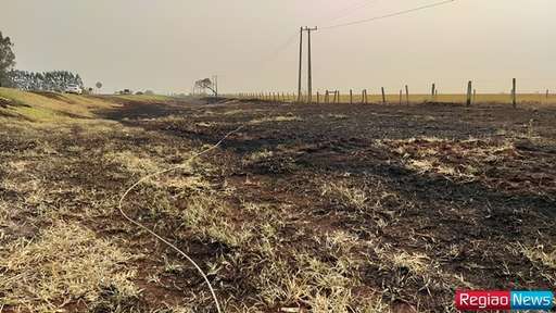 Carreta com 32 toneladas de soja tomba ao fazer rotatória - Imagem da galeria de imagens