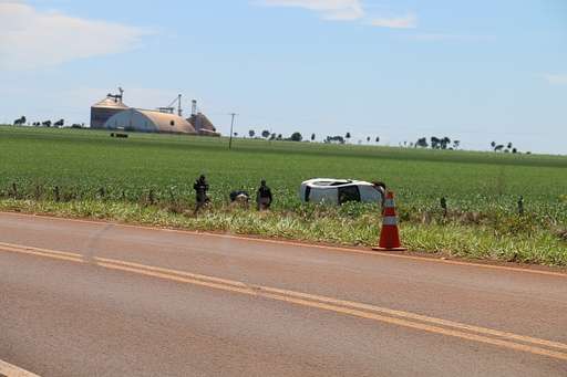 Passageiro sem cinto de segurança morreu ao ser jogado para fora de veículo que capotou na BR-060 - Imagem da galeria de imagens
