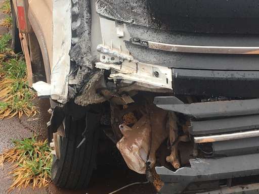 Caminhão invade a pista contrária e bate em Sandero na BR-060 - Imagem da galeria de imagens