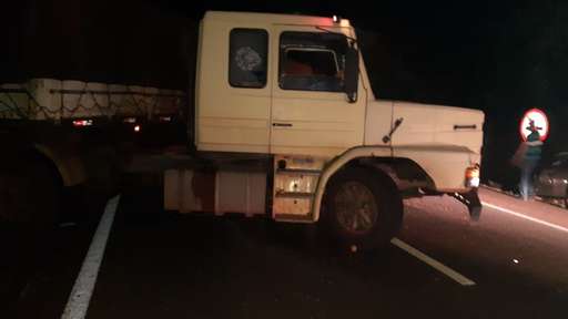 Acidente entre 2 carros e carreta mata motorista de 65 anos - Imagem da galeria de imagens