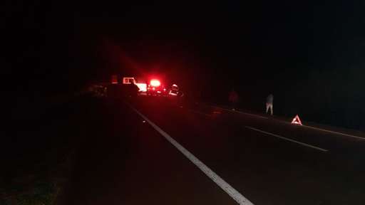 Acidente entre 2 carros e carreta mata motorista de 65 anos - Imagem da galeria de imagens