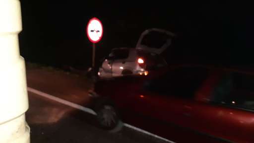 Acidente entre 2 carros e carreta mata motorista de 65 anos - Imagem da galeria de imagens