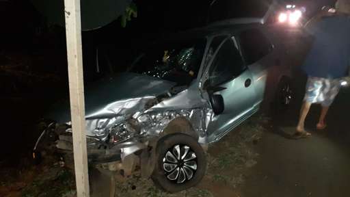 Acidente entre 2 carros e carreta mata motorista de 65 anos - Imagem da galeria de imagens