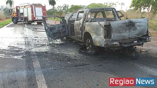 Veículos pegam fogo e homem morre carbonizado em acidente na BR-060 em Sidrolândia - Imagem da galeria de imagens