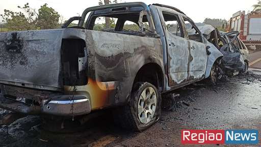 Veículos pegam fogo e homem morre carbonizado em acidente na BR-060 em Sidrolândia - Imagem da galeria de imagens