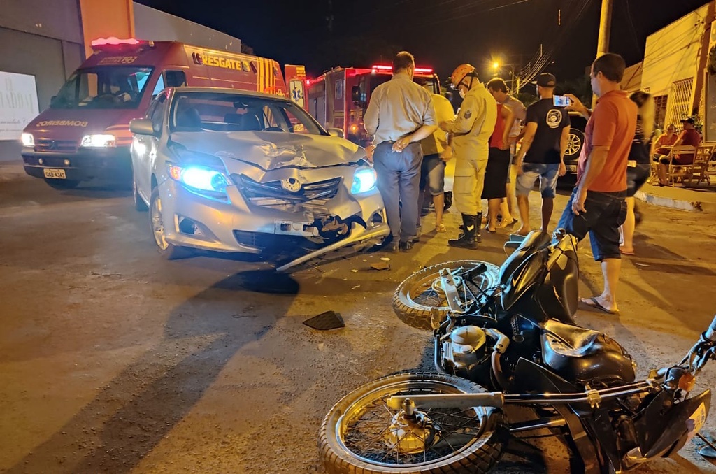 Motociclista fica ferido em colisão frontal Corolla no centro