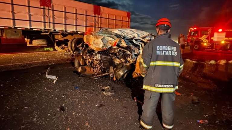 Colisão frontal na BR-267 deixa três homens mortos e um ferido