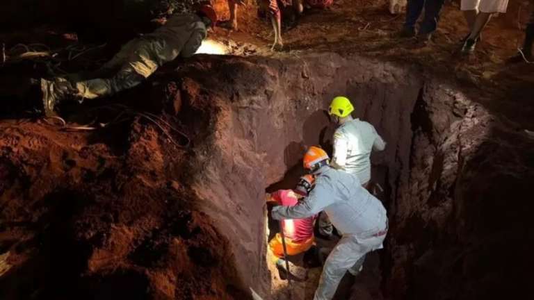 Criança de 2 anos é resgatada após cair em buraco de 4 metros