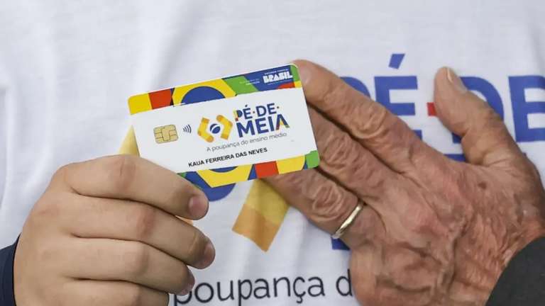 Alunos nascidos em março e abril recebem Pé-de-meia hoje