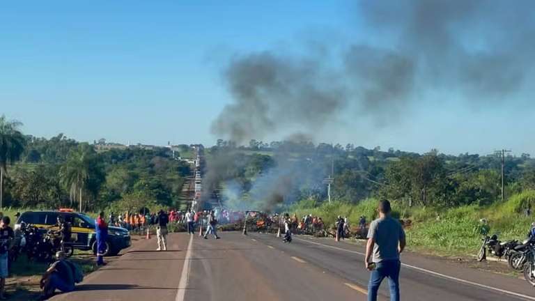 Mulheres lideram protesto do MST por reforma agrária e bloqueiam BR-163 em MS