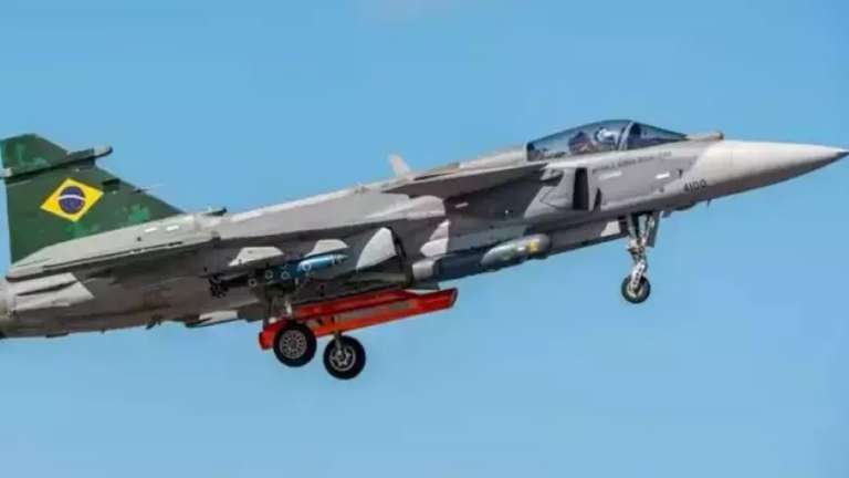 Lula batiza o primeiro caça Gripen produzido no Brasil em cerimônia oficial em São Paulo