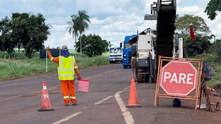 Agesul inicia tapa-buraco em trecho da MS-162 bloqueado por indígenas há 11 dias