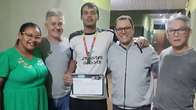 Ex-aluno da Escola Sidrônio, que conciliou estudos e trabalho como menor aprendiz, conquista medalha na Olimpíada Brasileira de Matemática