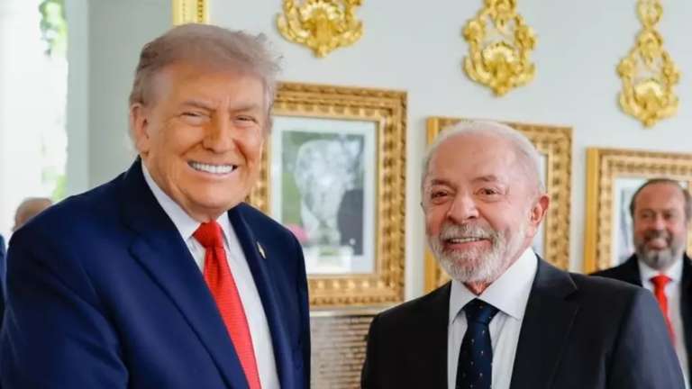 Presidente Lula da Silva e Donald Trump se cumprimentam durante evento social no G7