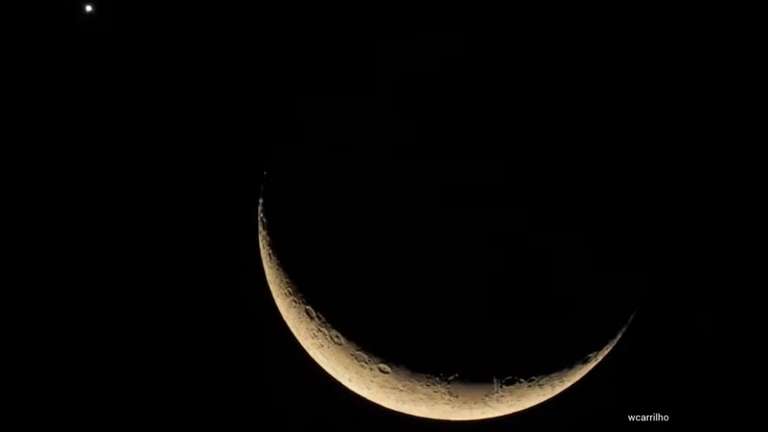 Lua crescente e Vênus aparecem lado a lado no céu