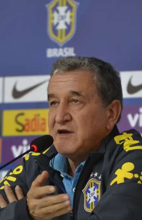 Técnico do tetra, Carlos Alberto Parreira apresenta melhora, mas permanece na UTI