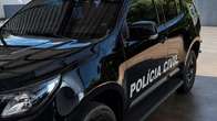 Homem é preso após esfaquear enteado no pescoço e ameaçar "terminar o serviço"