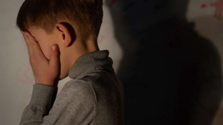 Criança é hospitalizada após ser agredida pelo padrasto