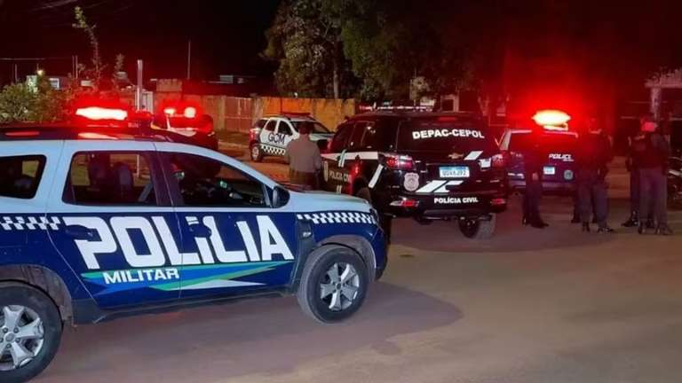 Homem é baleado na cabeça por dupla em frente a praça