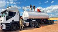 PRF e Bombeiros não encontram compartimento oculto em caminhão-tanque suspeito de transportar drogas