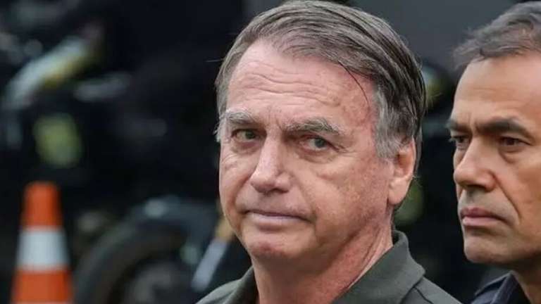 Jair soluçou por 36 horas seguidas e precisou aumentar dose de remédios, aponta relatório