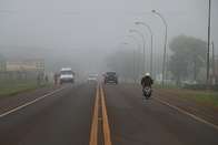 Neblina e chegada de frente fria marcam o in&iacute;cio da manh&atilde; desta segunda-feira em Sidrol&acirc;ndia