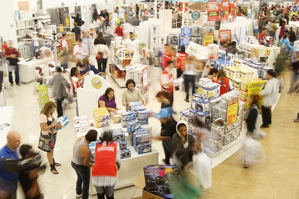 ApÃ³s queda em fevereiro, vendas do varejo crescem 0,3% em marÃ§o, aponta IBGE