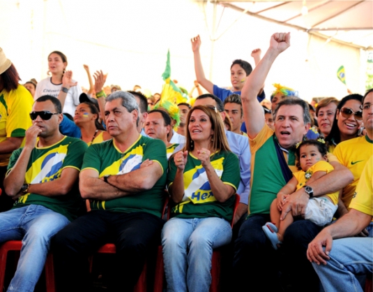 AndrÃ© inaugura Cidade da Copa com telÃ£o gigante ao lado do crack Denilson